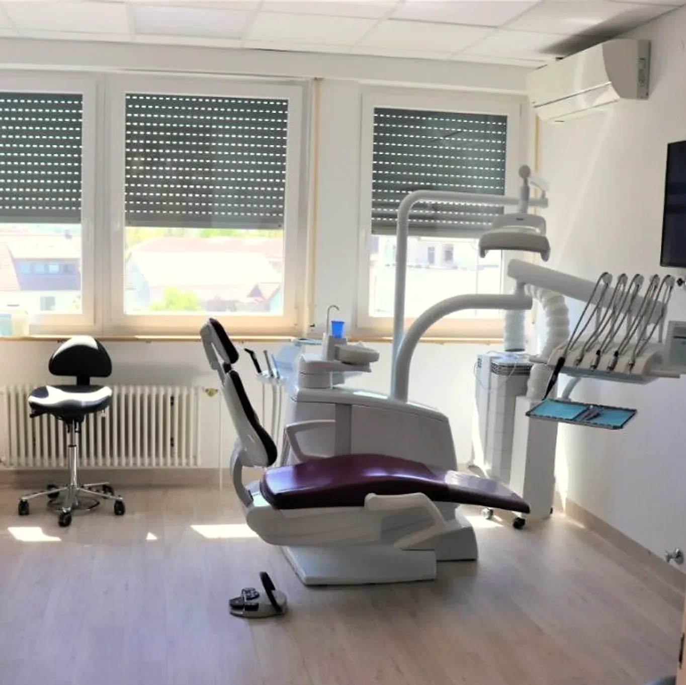 Helles Behandlungszimmer der Praxis mit Behandlungsstuhl und Blick auf Winnenden