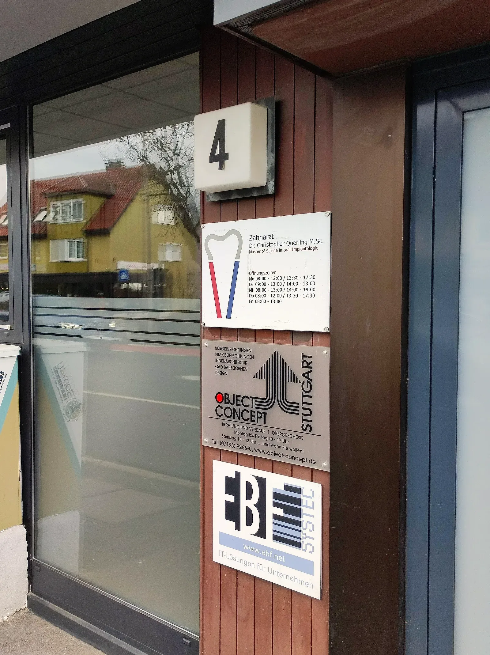Eingang der Praxis mit Schild: Zahnarzt Dr. Christopher Querling M.Sc., Schorndorfer Straße 4